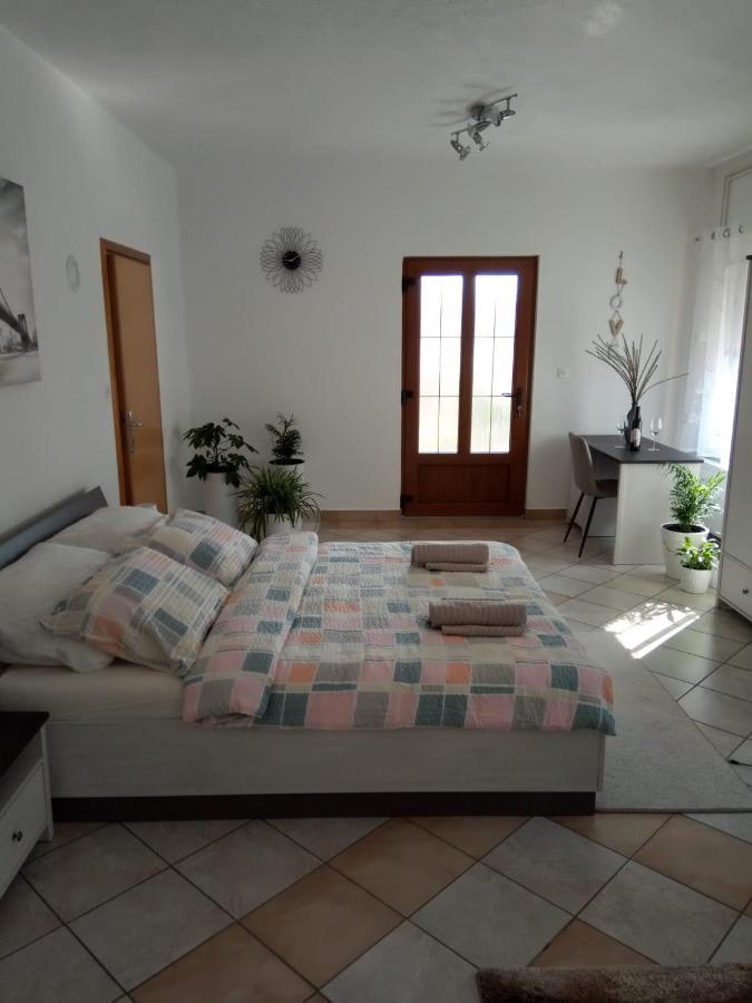 Studio Apartman Kika Otocac Exterior photo